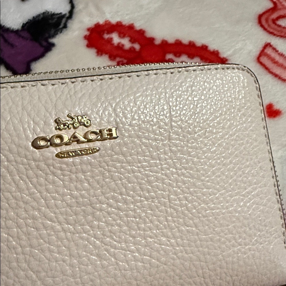 Coach Zip Around Wallet in Chalk (off-white) pebbled leather EUC - Picture 3 of 16